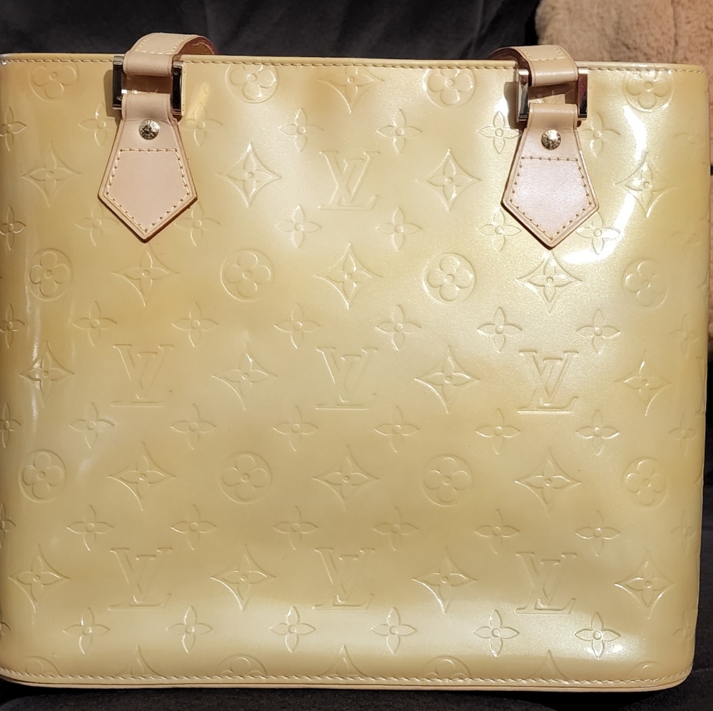 Authentic LV vernis shoulder bag yellow in patent leather